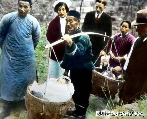 100年多前的小孩老照片,两位年轻的父亲个子抱着自己的儿子晒太阳