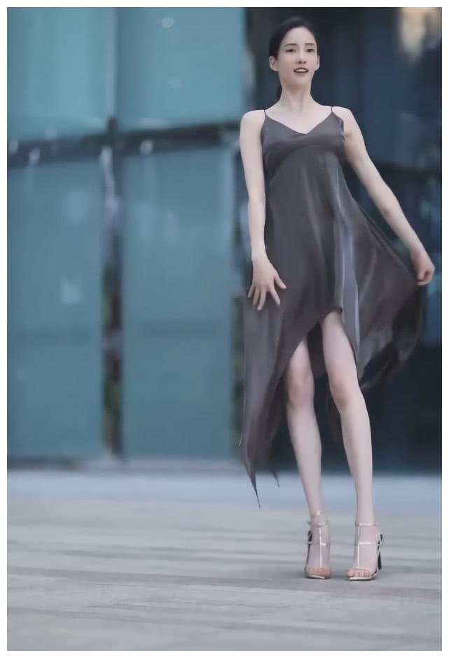 街头突然走红一款"燕尾裙",网红潘南奎穿上起舞,可以出道了!