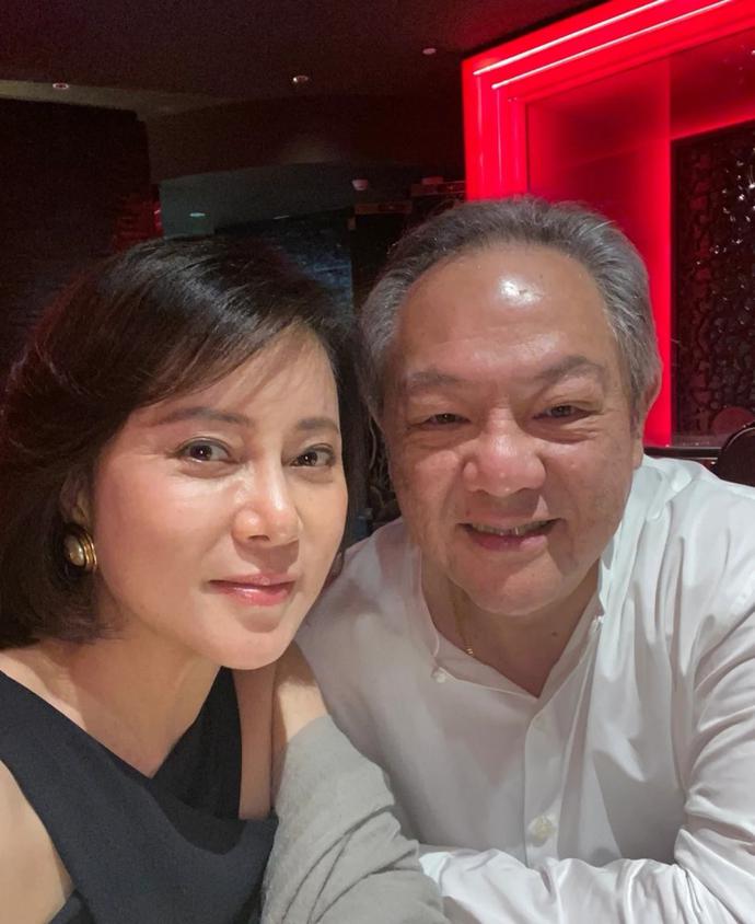宋妍霏爸爸和妈妈相差十几岁,爸爸和蔼慈祥.
