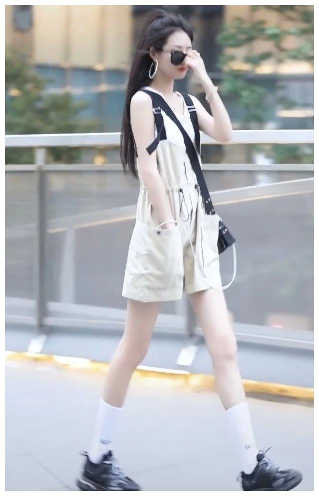 晨妍终于不穿马丁靴黑液体鞋搭牛奶袜腿白得像涂了奶粉