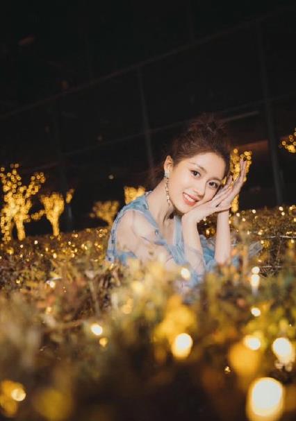 就像这张照片里面,汤敏就使用了豆沙色的口红,豆沙色的口红很显气色