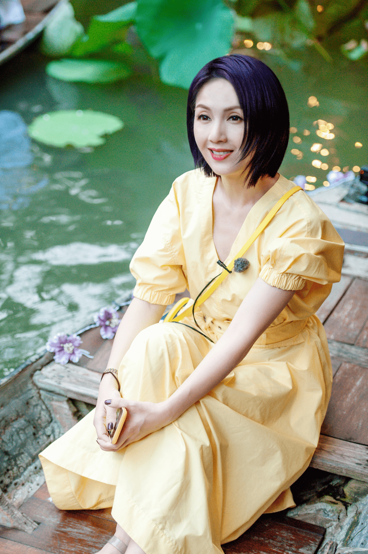 杨千嬅剪了沙宣头短发,染了红色a爆了,配黑色西装套装气场全开_时尚