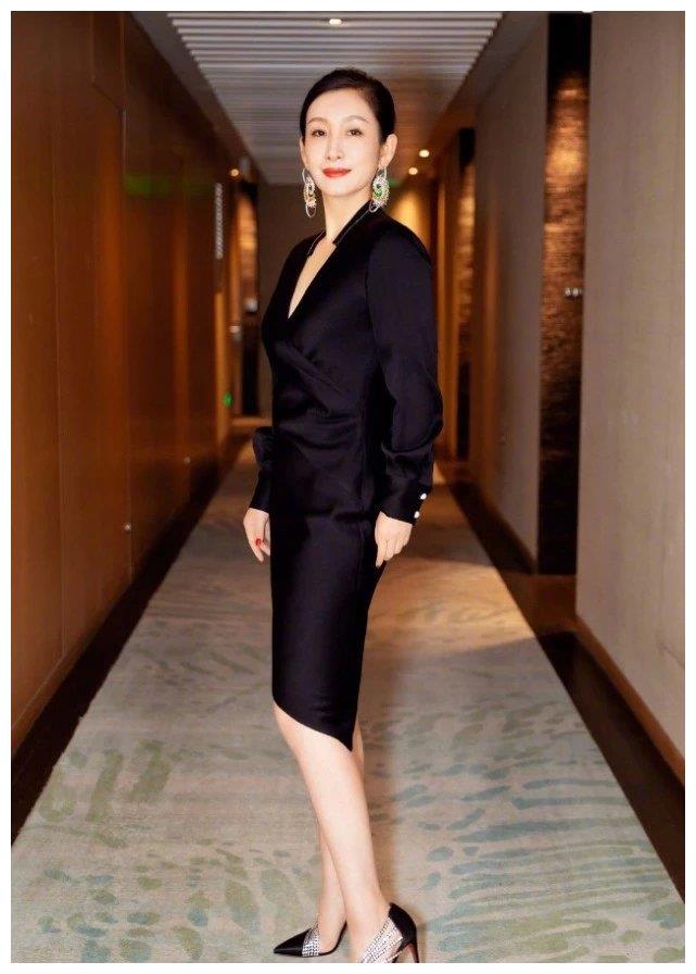 原创一身黑色礼服搭上靓丽红唇秦海璐展示女人不一样的风姿魅力