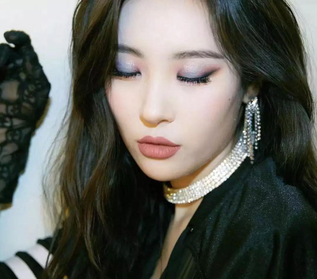 女明星们都爱上的蓝色眼妆,怎么画才好看?_眼影_眼线_效果