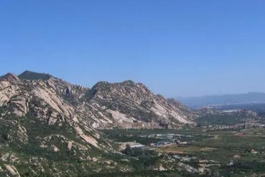 玉兔俯卧在那里似的,由于石头形体过大,所以成了凤凰岭自然景观的重要