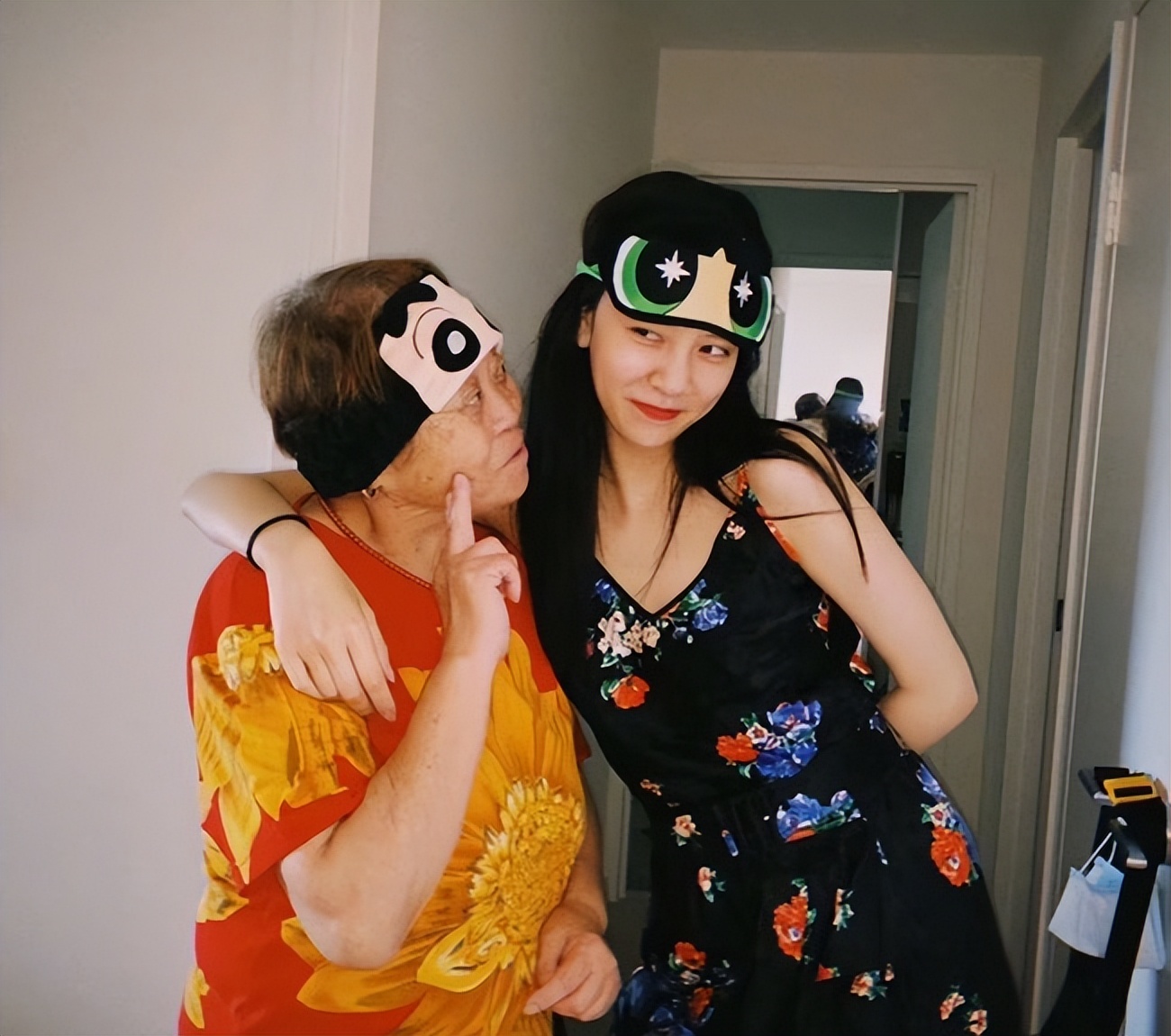 仔细翻看宋妍霏和奶奶的互动视频,原来宋妍霏奶奶还是个时髦的老太太.