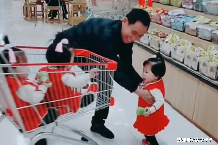 爷爷带三胞胎逛超市，不料宝宝们却做出如此反应，爷爷不淡定了