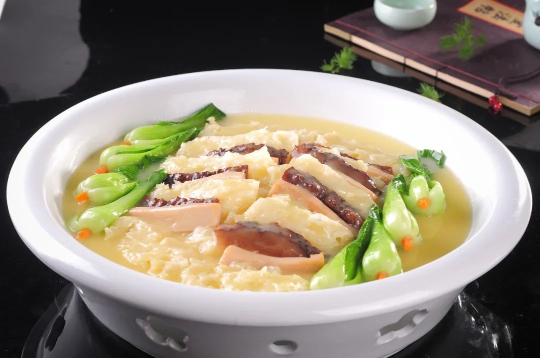 陕西省是内陆省份,与海无缘,但以鱿鱼,海参,鱼肚为主料的烩三鲜,却能