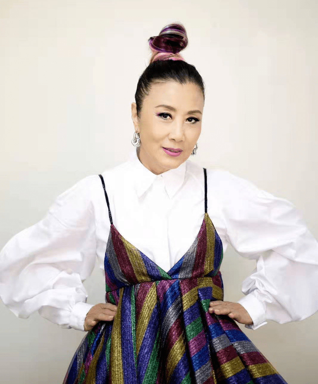 72岁汪明荃比年轻时更有气场穿粉色套装亮相老得真实反而更美