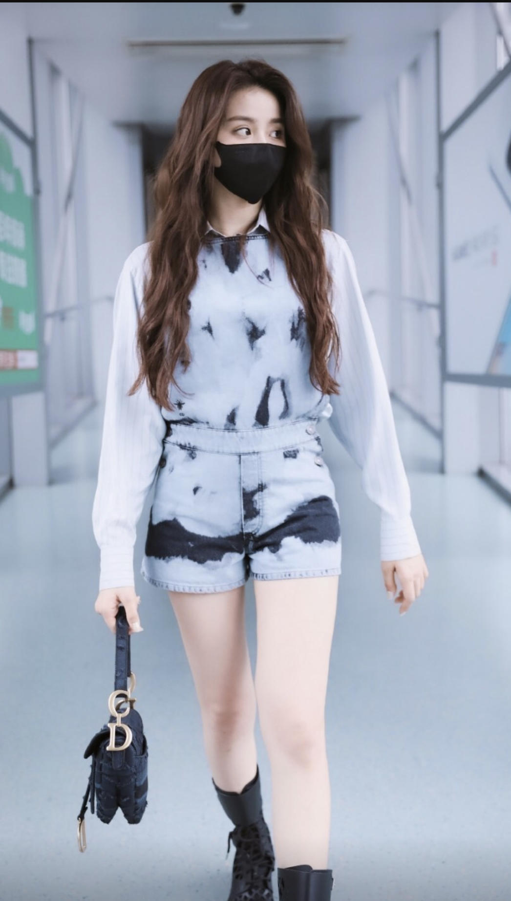 金子涵才21岁就这么会穿连体短裤内搭白衬衫172比例太完美