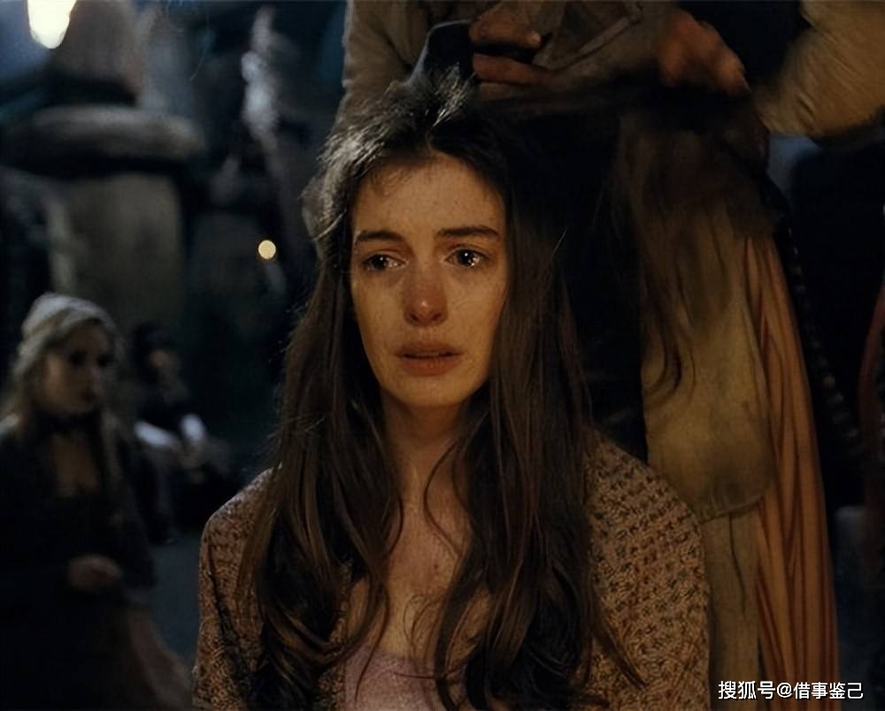 她是因为看到妈妈出演《悲惨世界》的舞台剧而萌生了当演员的想法