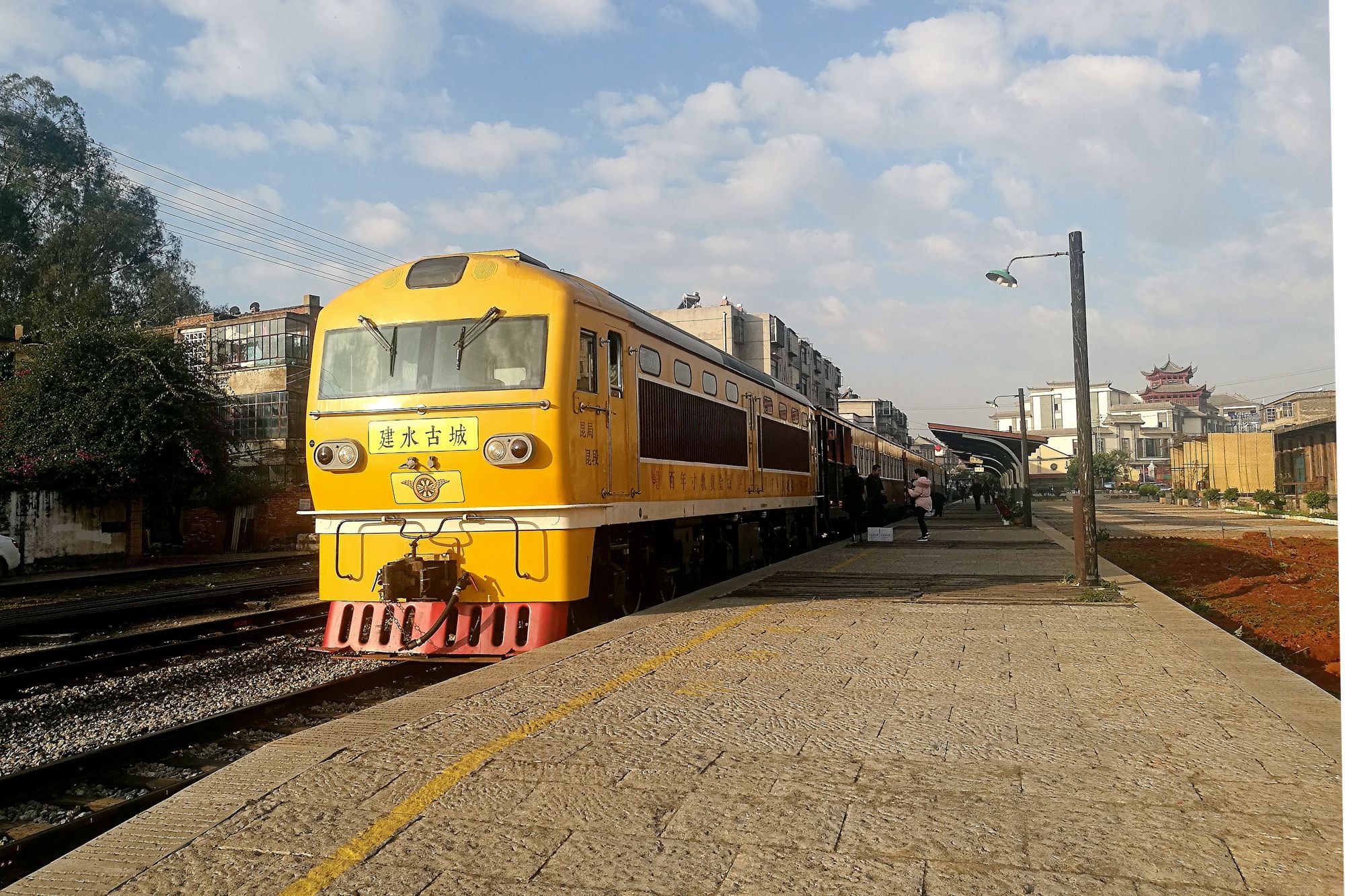 原创云南建水古城百年小火车被称为铁路的活化石深得游客喜爱