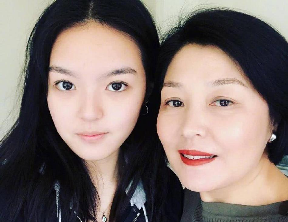 原创李咏女儿法图麦晒近照化烟熏妆显时尚网友18岁像28岁