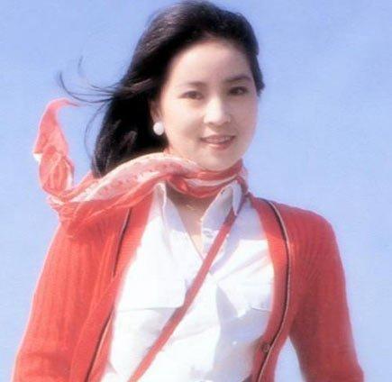 林凤娇从伴舞女郎变金马影后,挤走邓丽君,成为成龙背后的女人_李行_怒