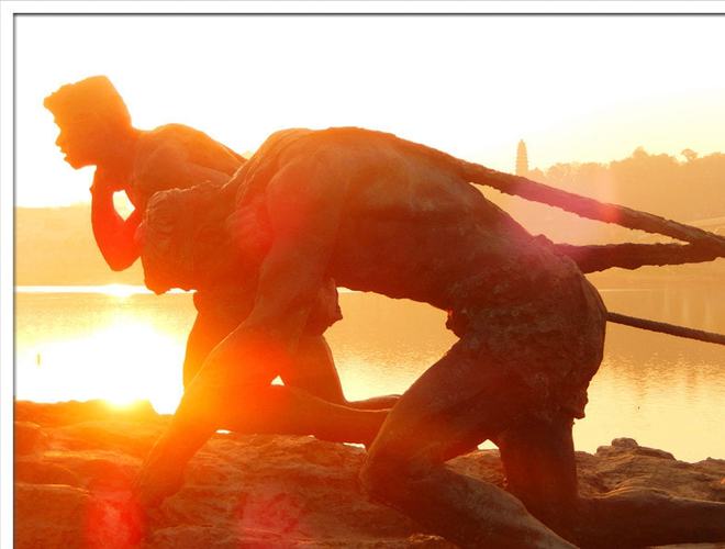 民国纤夫的悲惨命运几乎活不过40岁弯着90度的腰几近于爬