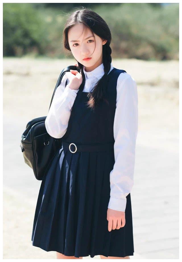 的,热爱的》里的小艾,t恤搭热裤好清纯,12岁就是腿精_t恤_五官_张格