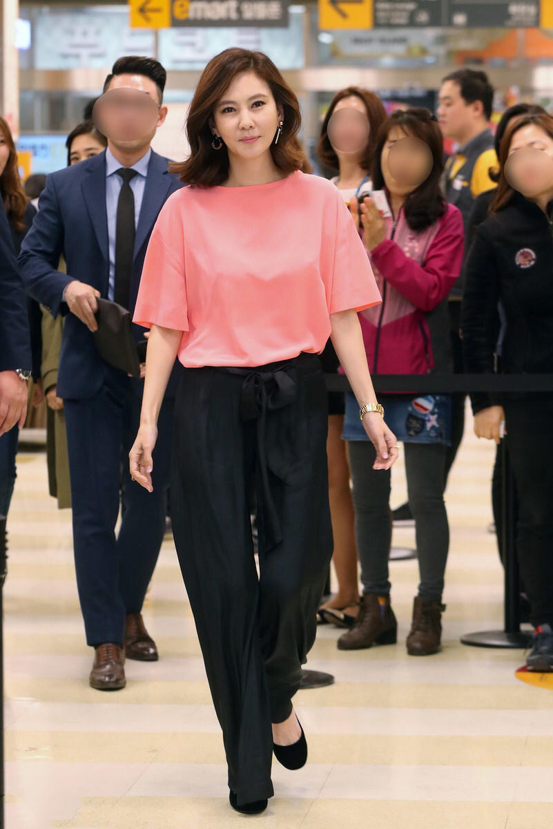 金南珠气质到骨子里穿粉红t恤配黑色阔腿裤169身材不输超模