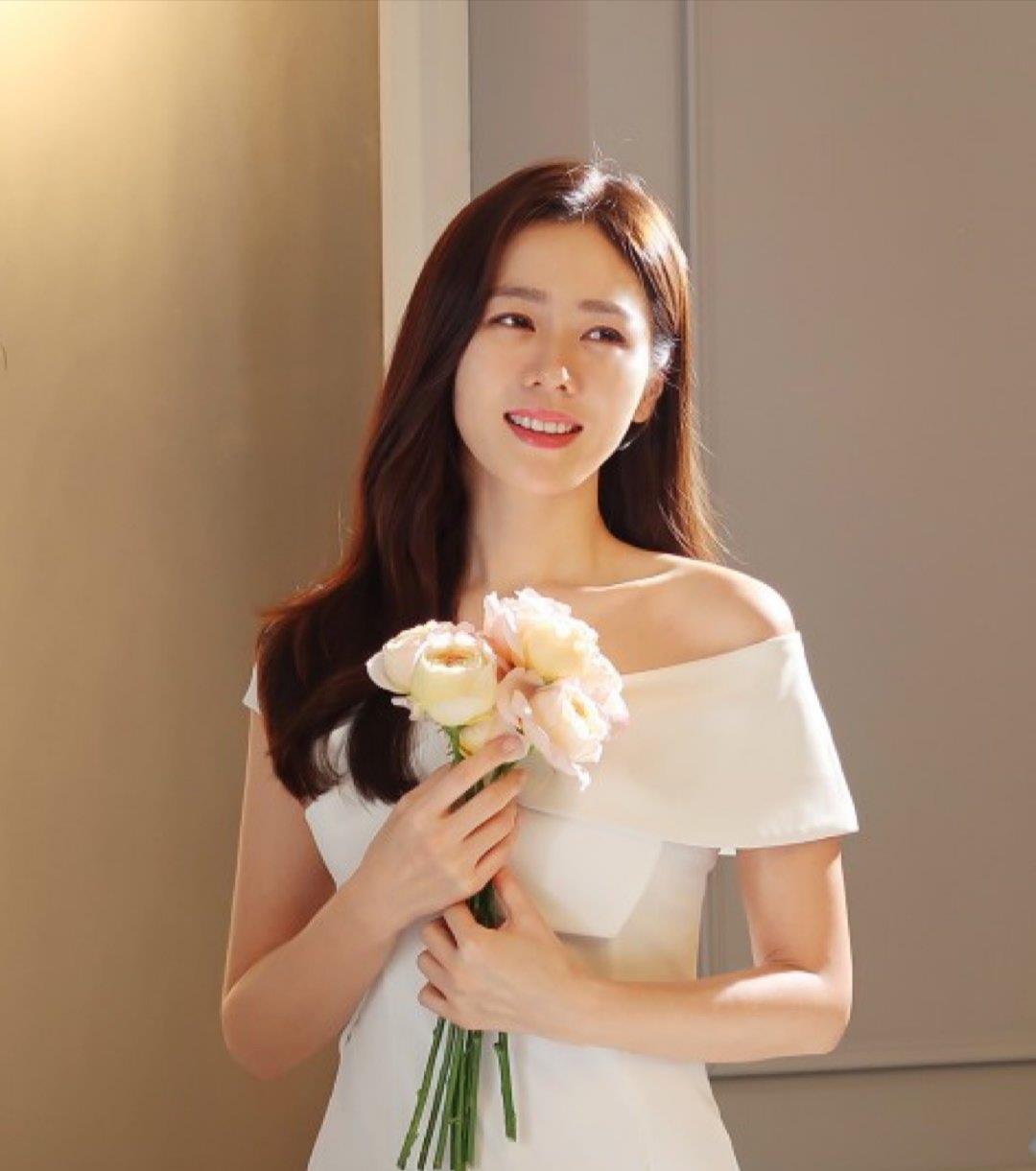 "时光带不走的美人"孙艺珍,素妆长裙却更显气质,温柔明媚_姐姐_时尚_