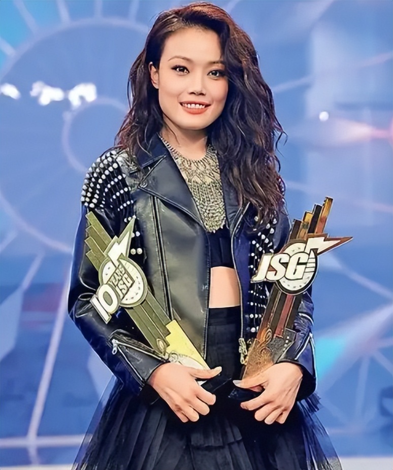 如果不是容祖儿这几年凭借综艺被内地观众更为熟悉,她的《烟霞》等