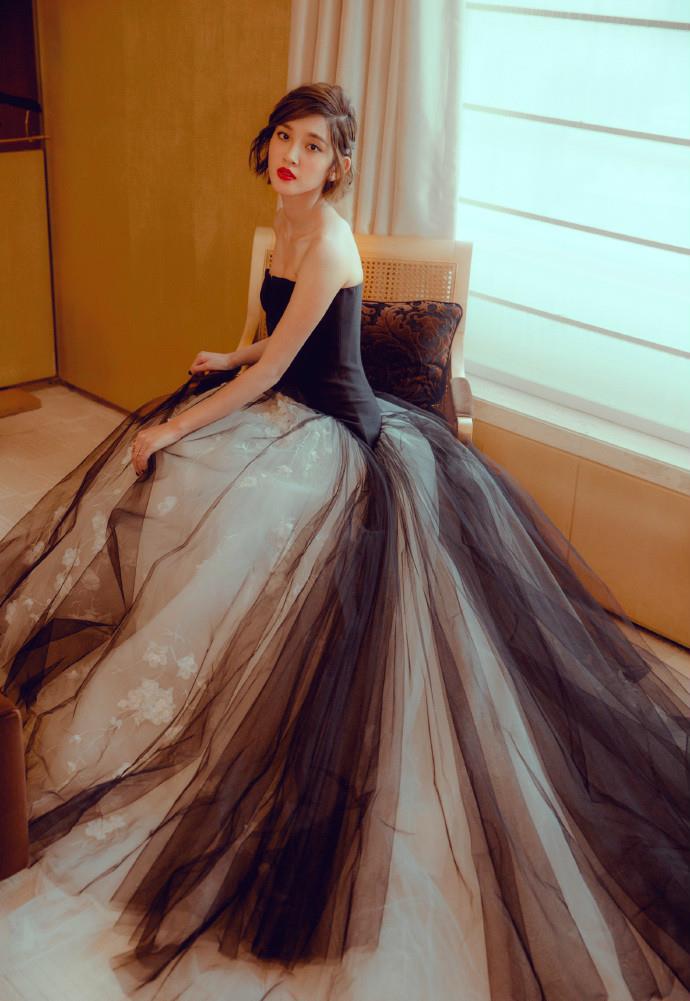 原创唐艺昕穿时尚裙惊艳配大油头又美又飒张若昀眼光真贼