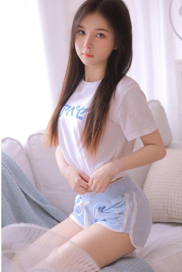白色短袖t恤搭配蓝色短裤的美女,清纯娇美可人,基础穿搭真漂亮