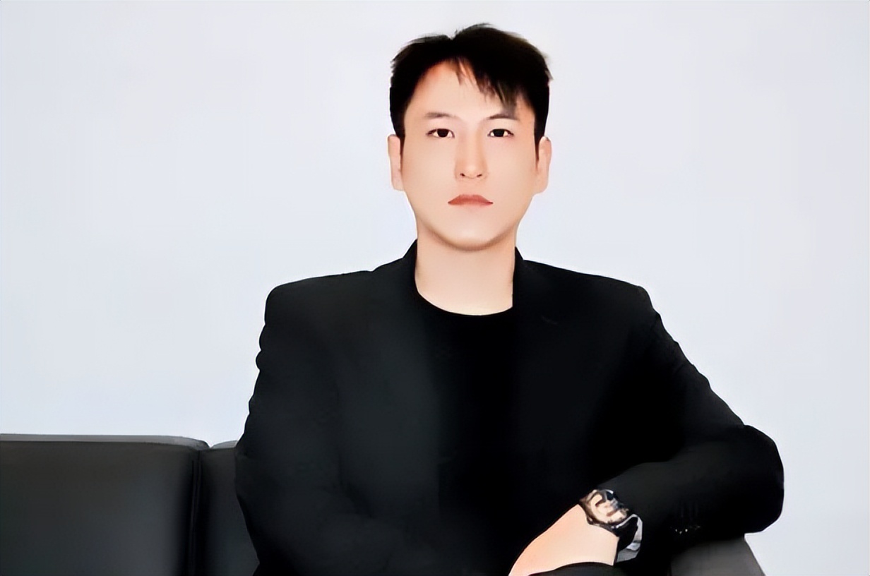 "汤臣少主"汤珈铖:,18岁做霸总身家百亿,39未婚成父母心病