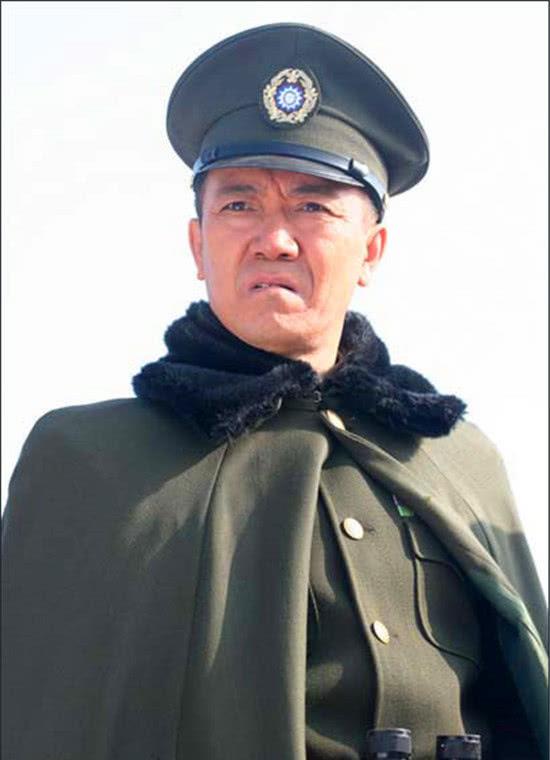 他出演亮剑走红,三婚娶娇妻为她净身出户,如今61岁为路人_李幼斌_影视