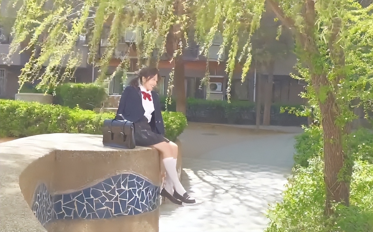 jk白丝双马尾林七七把流量玩到了极致最新写真要被疯抢了