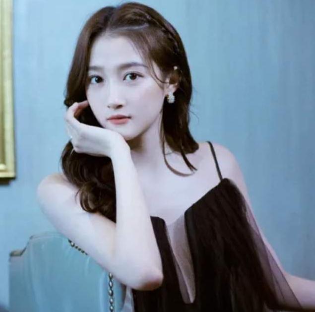 原创关晓彤深夜酒店晒自拍谁注意到玻璃上的端倪网友你才23岁啊