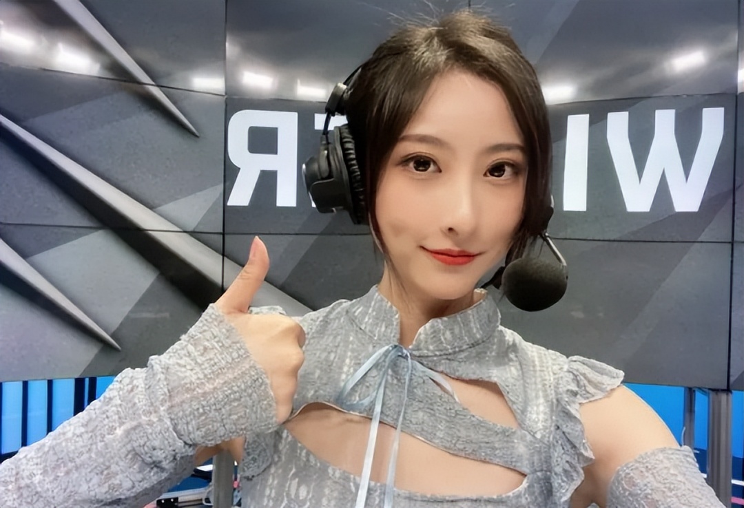 就在bzzb观看鼓鼓二路解说lpl决赛的时候,火星包直接闪现开团成鼓鼓的