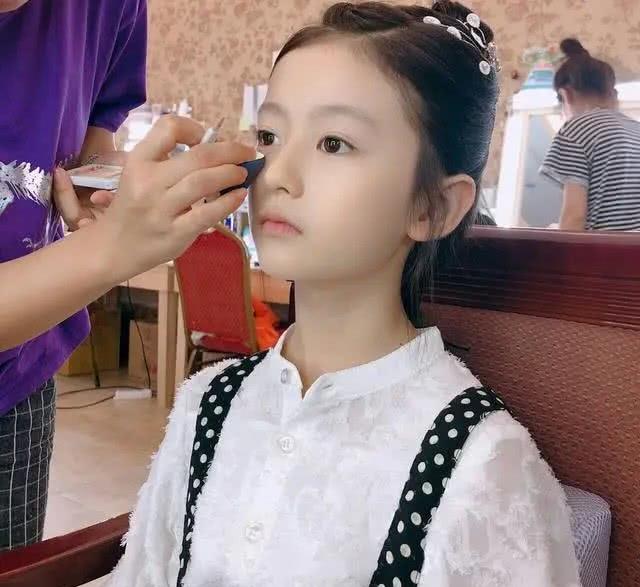 另外裴佳欣因为是模特,所以每次出镜时的装扮都很时