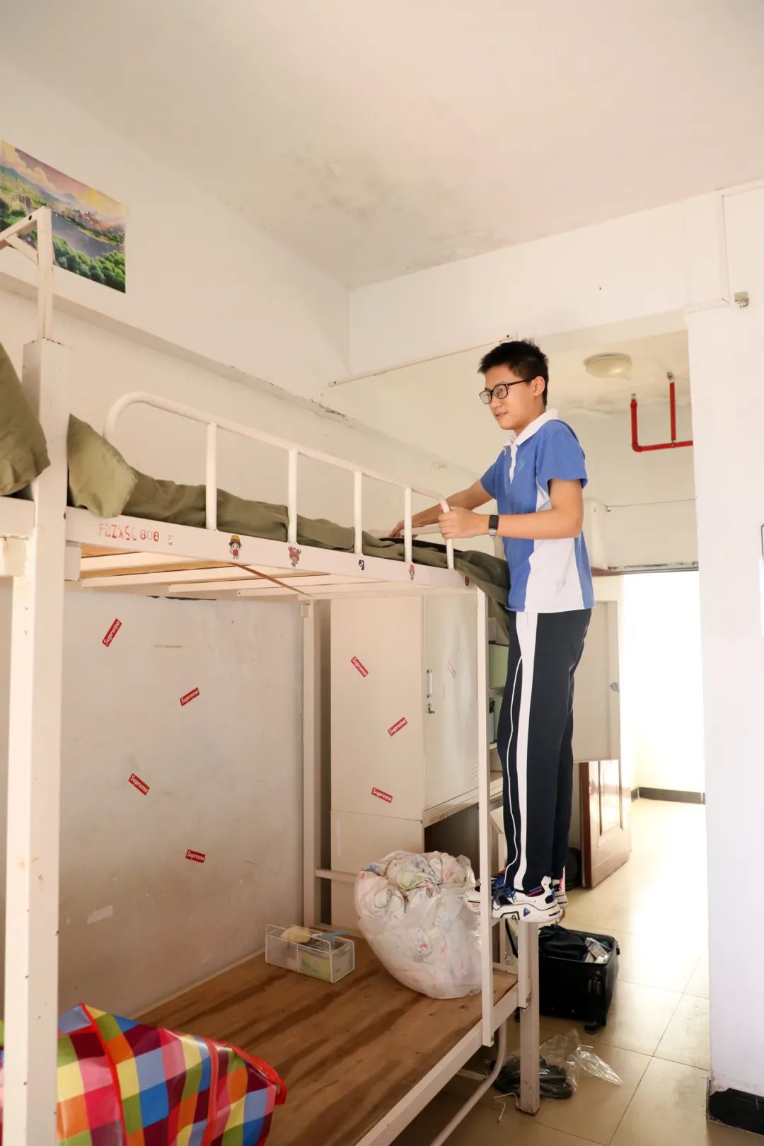 勤奋的奋达学子回到宿舍的第一件事当然是整理内务啦~给尘封已久的