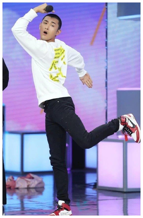 原创王彦霖咋回事好好一个痞帅男穿上爷爷t恤后也太油腻了