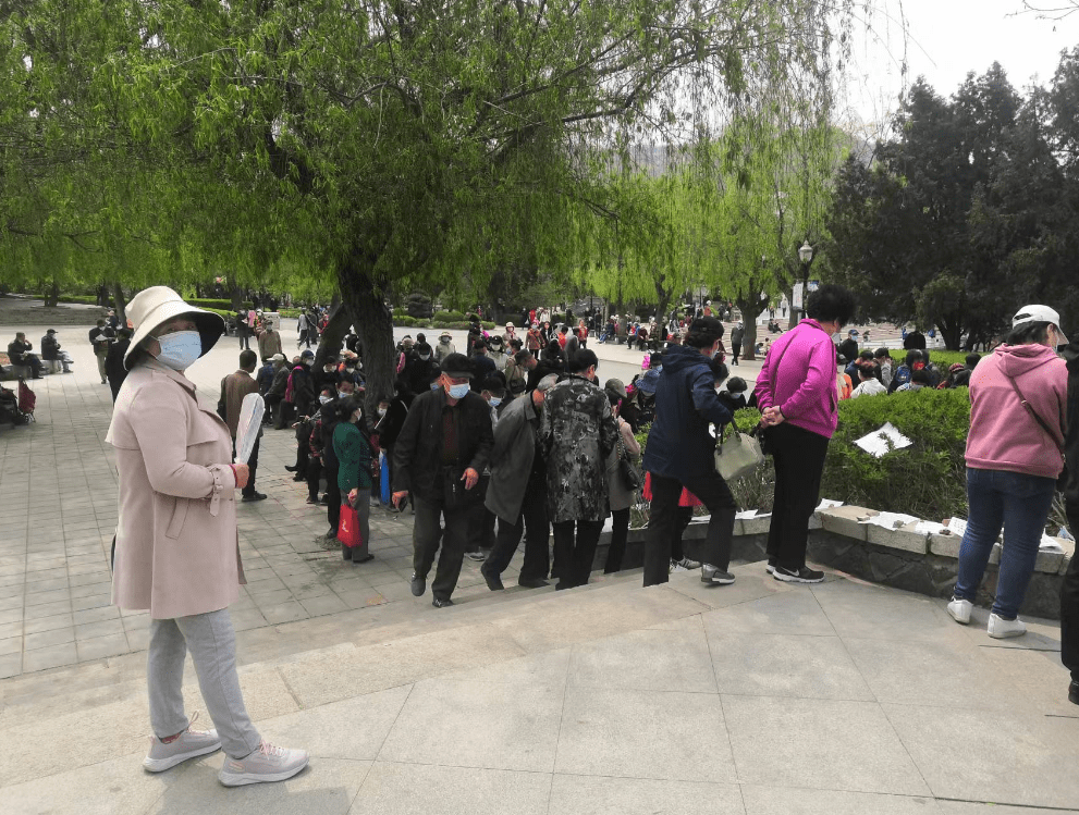 有数百人熙熙攘攘往来于此,这里就是大连人"耳熟能详"的劳动公园相亲