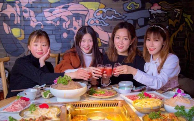 韩国美女来重庆品尝重庆火锅，吃了后秒变脸，中国人的话不能信！