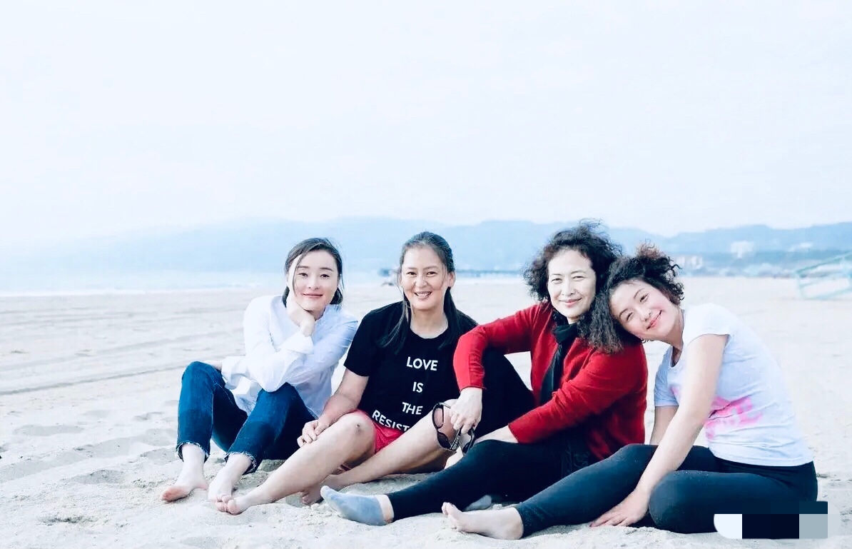 该有多大的心胸才能和50岁吴越做好闺蜜?4人同框合影就像两代人