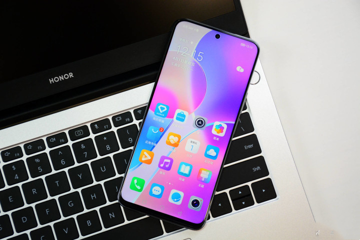 荣耀突然开卖新机,1399元起售还送109元耳机,堪称最薄5g手机_play_pro