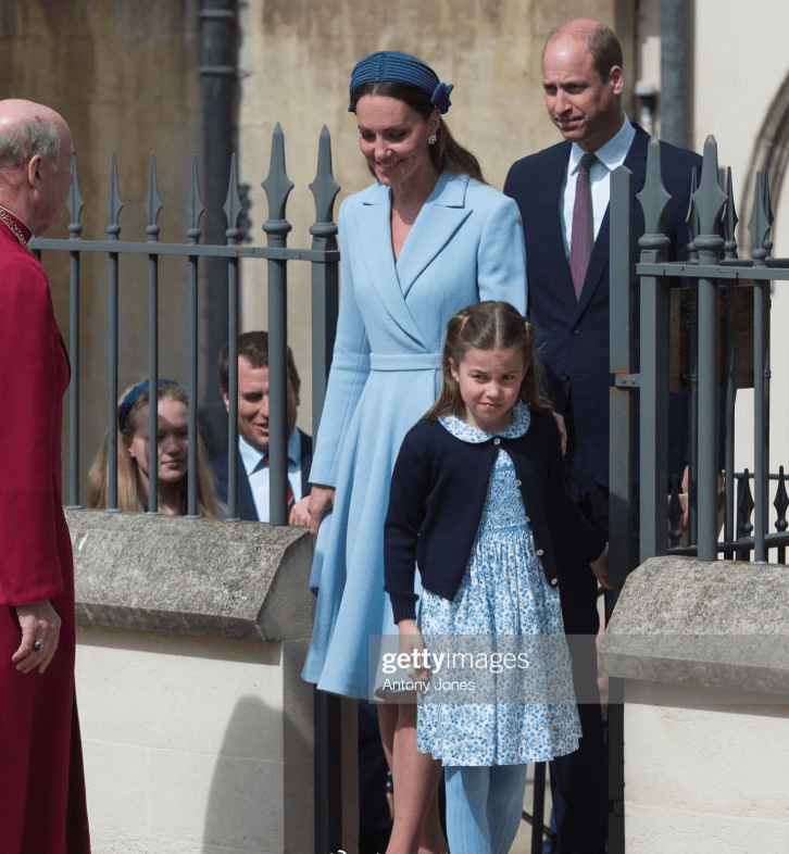 凯特王妃真懂时尚，蓝色西装裙优雅大气，公主王子穿同款也很好看