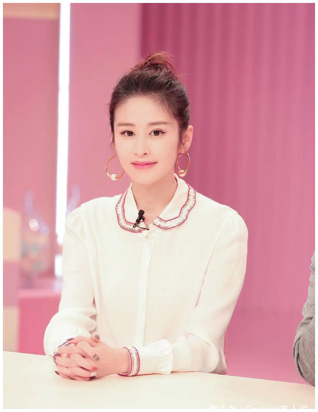 颖儿录制亲爱的结婚吧娃娃领衬衫搭减龄丸子头甜美似少女