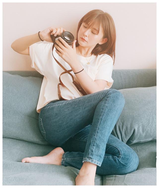 热依扎穿着白色t恤,比较简单,搭配蓝色牛仔裤,脚看起来也很美.