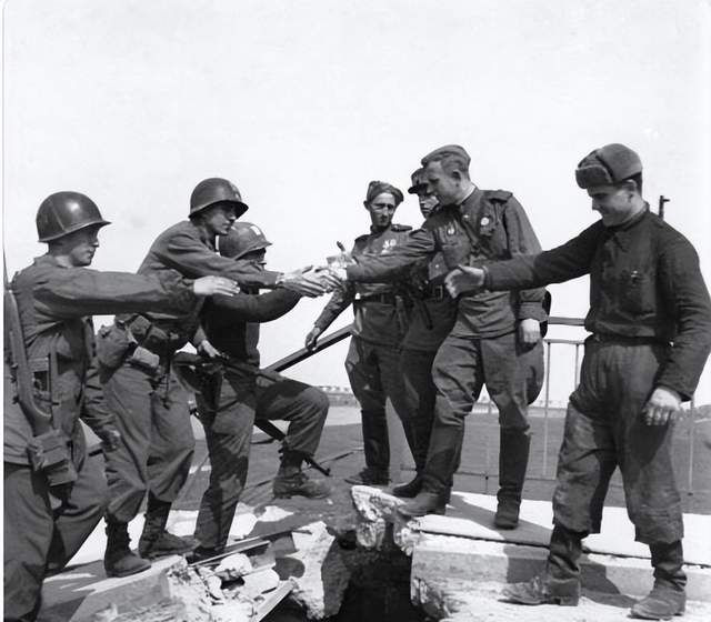 二战中的一次著名会师美苏易北河会师