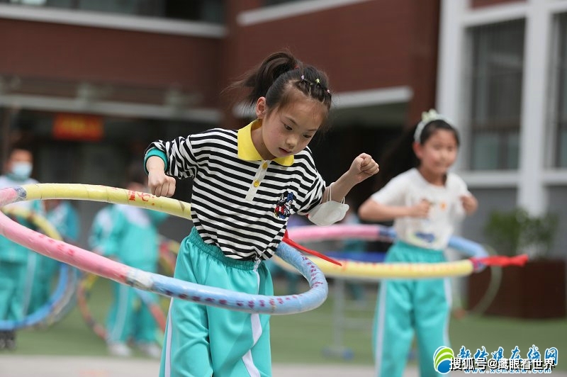 崆峒区红旗街小学举办趣味呼啦圈赛孩子们快乐舞动助双减