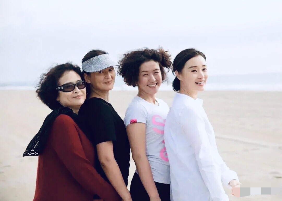 原创该有多大的心胸才能和50岁吴越做好闺蜜4人同框合影就像两代人