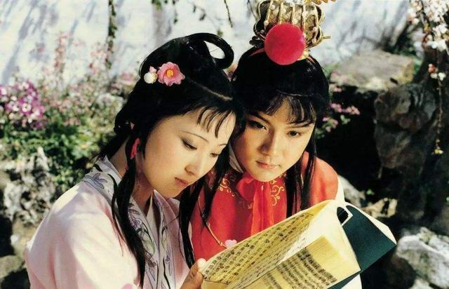 在故事之中,我们可以看出,贾探春和贾环对王夫人还是比较尊重的,他们