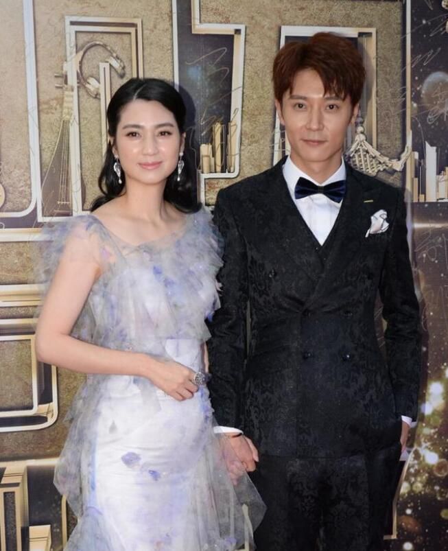 特意穿纱裙与小9岁老公走红毯,还真看不出年龄差_女人_张丹峰_白色