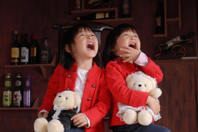 双胞胎遭抛弃，一个在美国长大，一个在中国长大，20年后差距悬殊