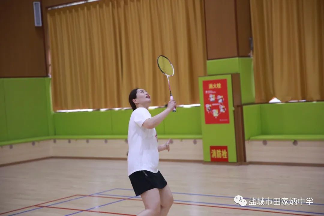 盐城市田家炳中学举办"青春杯"教职工羽毛球比赛