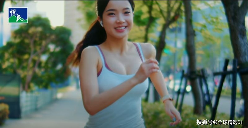天博电竞APP矿泉水广告“女主角”因魔鬼身材爆红！被网友封：新一代健身女神(图1)