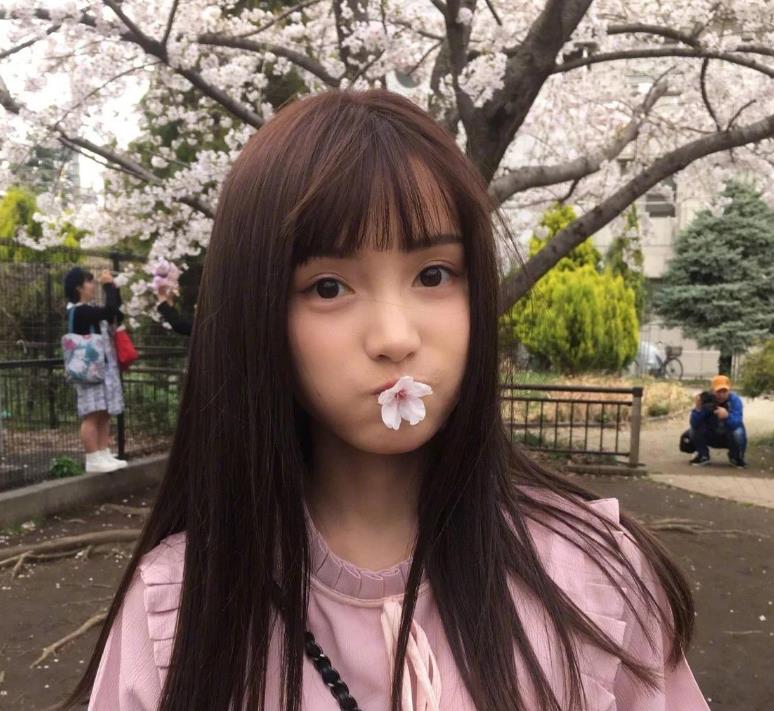 非常可爱漂亮的女孩子,在没有参加节目之前就是一位非常厉害的网红了