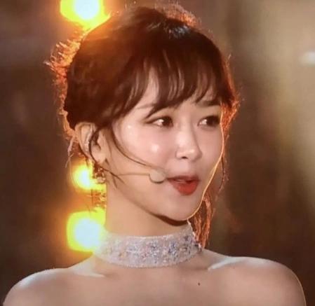 原创跨年晚会上杨幂好媚热巴飒爽酷帅肖战张艺兴比帅杨紫太仙儿